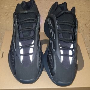 Yeezy 700 v3 Dark Glow Mens size 9.5